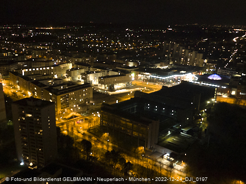 24.12.2022 - PerlachPlaza und Neue Mitte bei Nacht aus der Luft