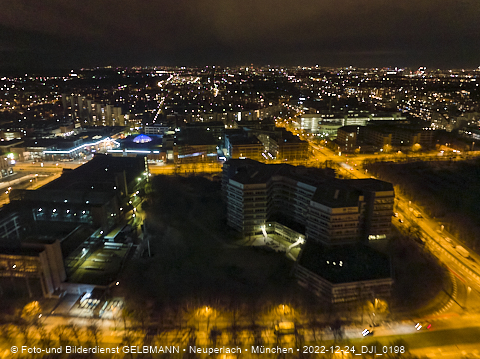 24.12.2022 - PerlachPlaza und Neue Mitte bei Nacht aus der Luft