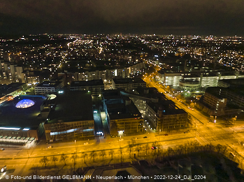 24.12.2022 - PerlachPlaza und Neue Mitte bei Nacht aus der Luft