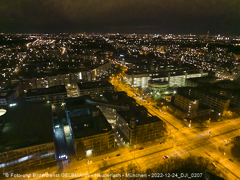 24.12.2022 - PerlachPlaza und Neue Mitte bei Nacht aus der Luft