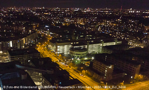24.12.2022 - PerlachPlaza und Neue Mitte bei Nacht aus der Luft