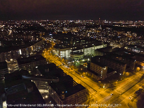 24.12.2022 - PerlachPlaza und Neue Mitte bei Nacht aus der Luft