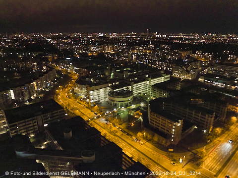 24.12.2022 - PerlachPlaza und Neue Mitte bei Nacht aus der Luft