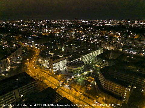 24.12.2022 - PerlachPlaza und Neue Mitte bei Nacht aus der Luft