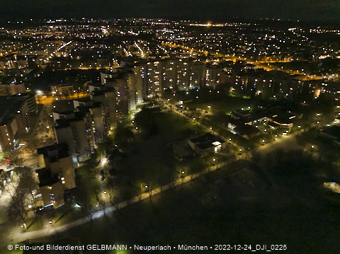 24.12.2022 - PerlachPlaza und Neue Mitte bei Nacht aus der Luft