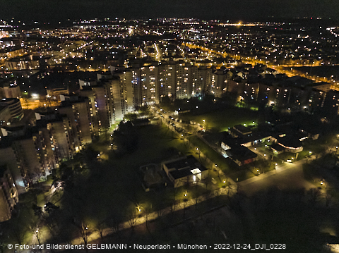 24.12.2022 - PerlachPlaza und Neue Mitte bei Nacht aus der Luft