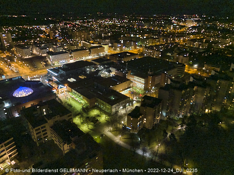 24.12.2022 - PerlachPlaza und Neue Mitte bei Nacht aus der Luft