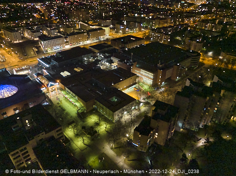 24.12.2022 - PerlachPlaza und Neue Mitte bei Nacht aus der Luft
