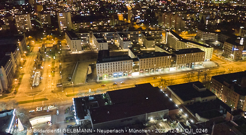 24.12.2022 - PerlachPlaza und Neue Mitte bei Nacht aus der Luft