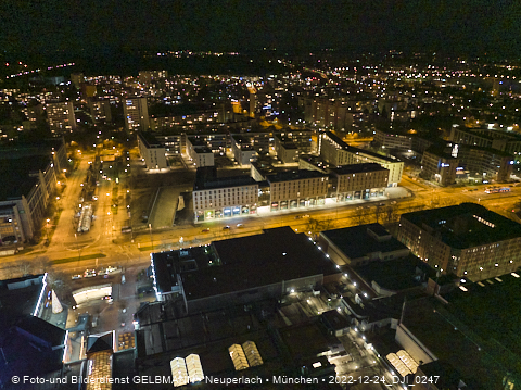 24.12.2022 - PerlachPlaza und Neue Mitte bei Nacht aus der Luft