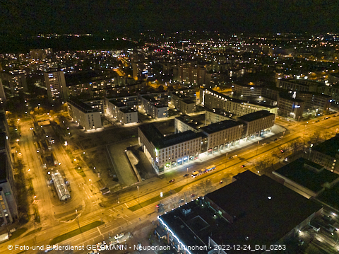 24.12.2022 - PerlachPlaza und Neue Mitte bei Nacht aus der Luft