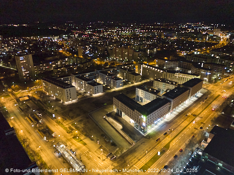 24.12.2022 - PerlachPlaza und Neue Mitte bei Nacht aus der Luft