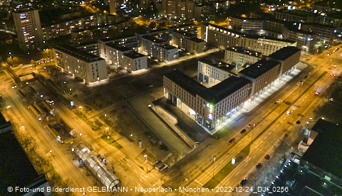 24.12.2022 - PerlachPlaza und Neue Mitte bei Nacht aus der Luft