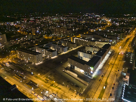 24.12.2022 - PerlachPlaza und Neue Mitte bei Nacht aus der Luft