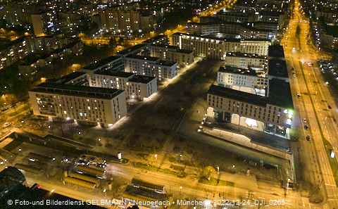 24.12.2022 - PerlachPlaza und Neue Mitte bei Nacht aus der Luft