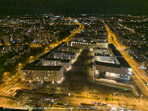 24.12.2022 - PerlachPlaza und Neue Mitte bei Nacht aus der Luft