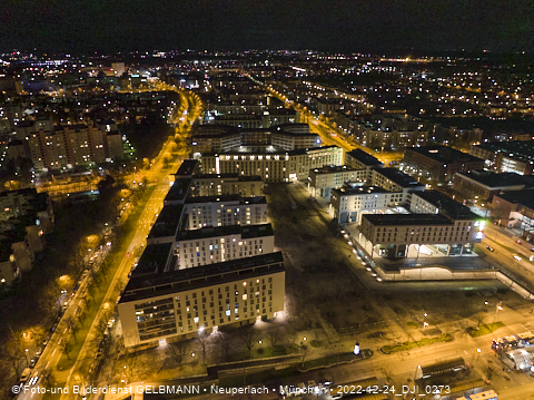 24.12.2022 - PerlachPlaza und Neue Mitte bei Nacht aus der Luft
