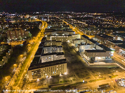24.12.2022 - PerlachPlaza und Neue Mitte bei Nacht aus der Luft