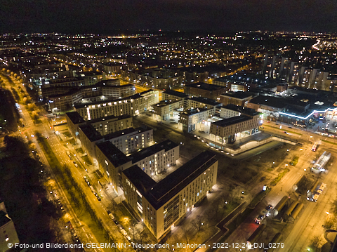 24.12.2022 - PerlachPlaza und Neue Mitte bei Nacht aus der Luft