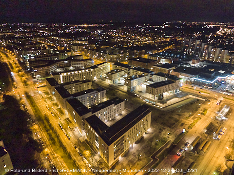 24.12.2022 - PerlachPlaza und Neue Mitte bei Nacht aus der Luft
