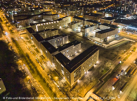 24.12.2022 - PerlachPlaza und Neue Mitte bei Nacht aus der Luft