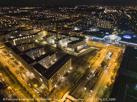 24.12.2022 - PerlachPlaza und Neue Mitte bei Nacht aus der Luft