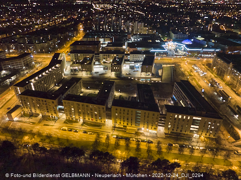 24.12.2022 - PerlachPlaza und Neue Mitte bei Nacht aus der Luft