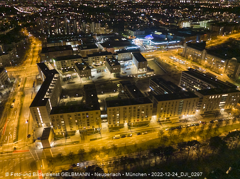 24.12.2022 - PerlachPlaza und Neue Mitte bei Nacht aus der Luft