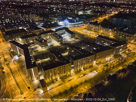 24.12.2022 - PerlachPlaza und Neue Mitte bei Nacht aus der Luft
