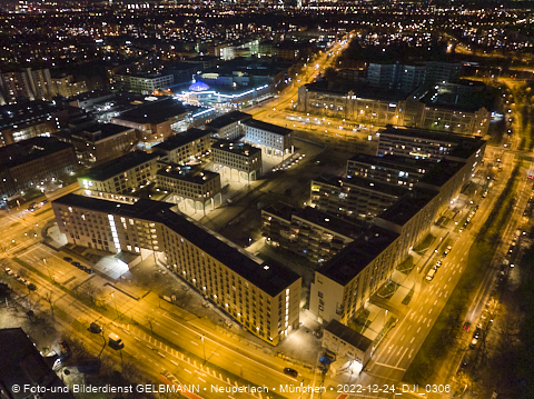 24.12.2022 - PerlachPlaza und Neue Mitte bei Nacht aus der Luft