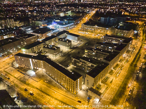 24.12.2022 - PerlachPlaza und Neue Mitte bei Nacht aus der Luft