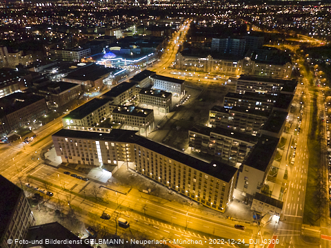 24.12.2022 - PerlachPlaza und Neue Mitte bei Nacht aus der Luft