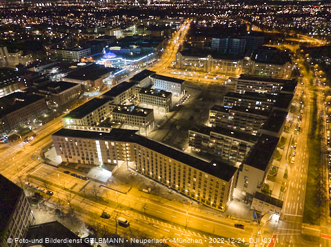 24.12.2022 - PerlachPlaza und Neue Mitte bei Nacht aus der Luft