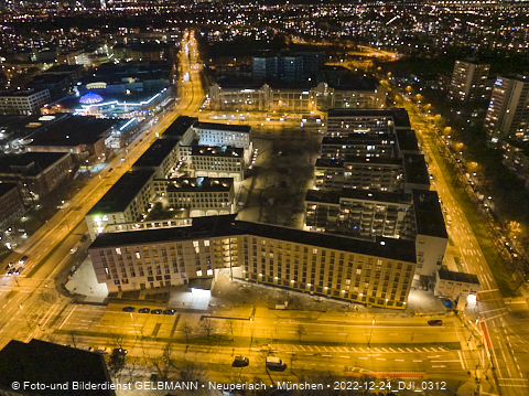 24.12.2022 - PerlachPlaza und Neue Mitte bei Nacht aus der Luft