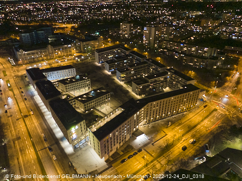 24.12.2022 - PerlachPlaza und Neue Mitte bei Nacht aus der Luft