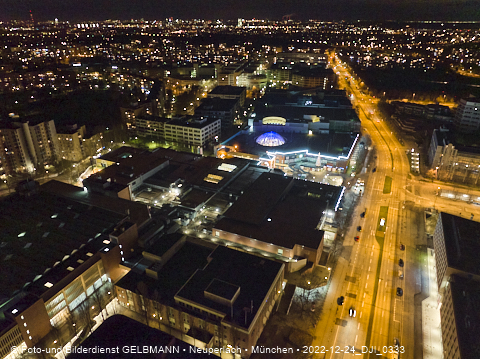 24.12.2022 - PerlachPlaza und Neue Mitte bei Nacht aus der Luft