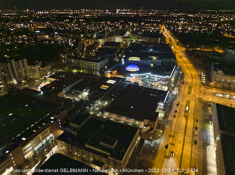 24.12.2022 - PerlachPlaza und Neue Mitte bei Nacht aus der Luft