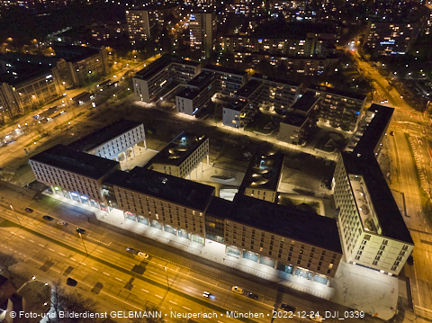 24.12.2022 - PerlachPlaza und Neue Mitte bei Nacht aus der Luft