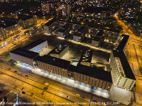 24.12.2022 - PerlachPlaza und Neue Mitte bei Nacht aus der Luft