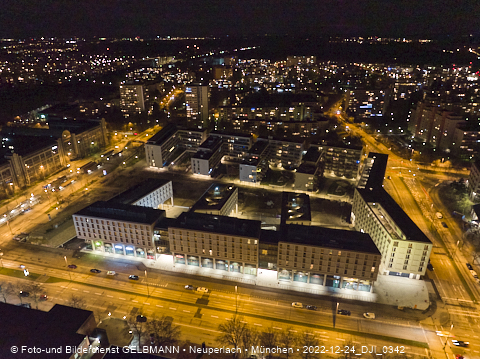 24.12.2022 - PerlachPlaza und Neue Mitte bei Nacht aus der Luft