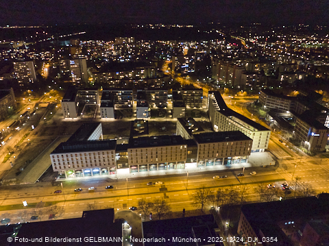 24.12.2022 - PerlachPlaza und Neue Mitte bei Nacht aus der Luft