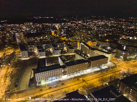 24.12.2022 - PerlachPlaza und Neue Mitte bei Nacht aus der Luft