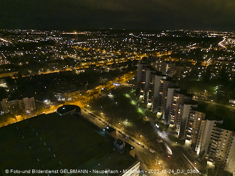 24.12.2022 - PerlachPlaza und Neue Mitte bei Nacht aus der Luft