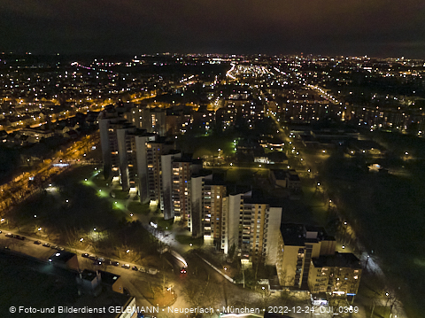 24.12.2022 - PerlachPlaza und Neue Mitte bei Nacht aus der Luft