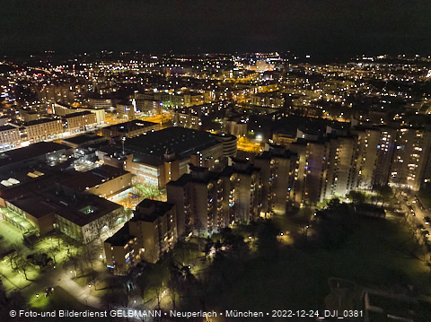24.12.2022 - PerlachPlaza und Neue Mitte bei Nacht aus der Luft