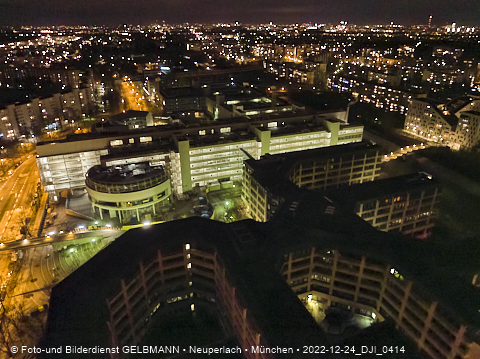24.12.2022 - PerlachPlaza und Neue Mitte bei Nacht aus der Luft