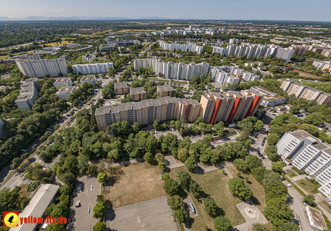 07.07.2023 - Gerhart-Hauptmann-Ring mit Pflegeheim Perlachstift und Umgebung in Neuperlach