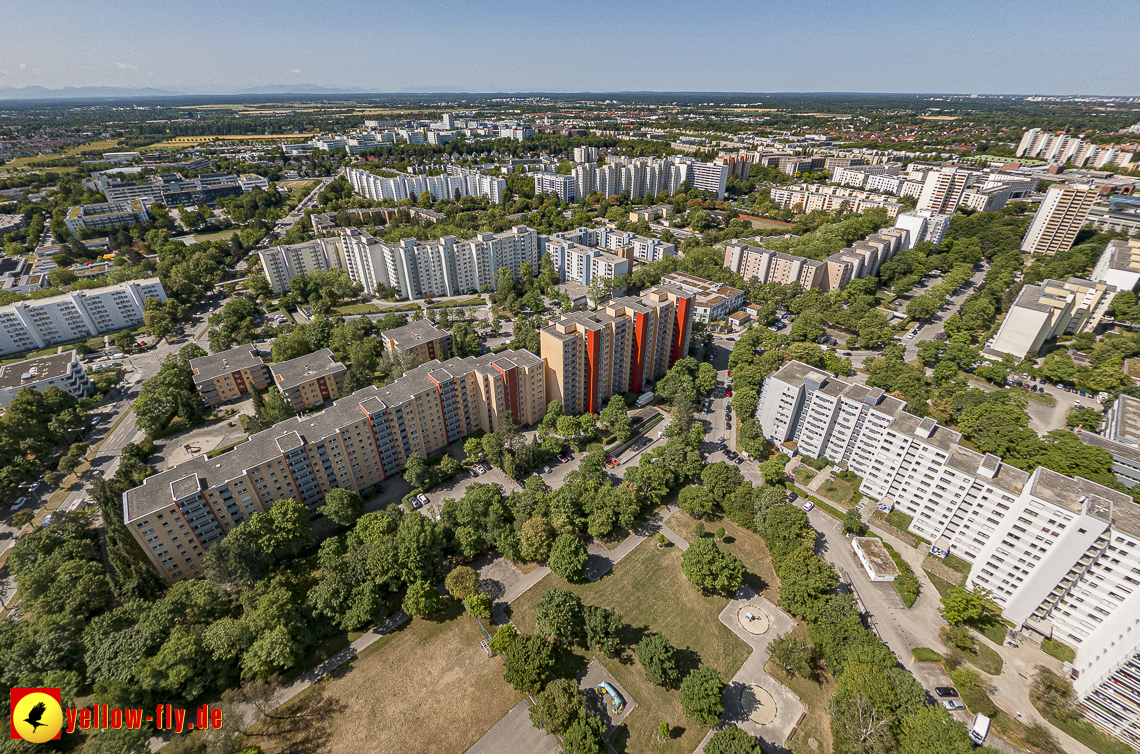 07.07.2023 - Gerhart-Hauptmann-Ring mit Pflegeheim Perlachstift und Umgebung in Neuperlach