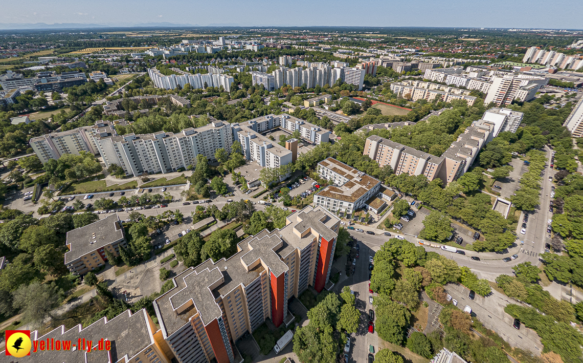 07.07.2023 - Gerhart-Hauptmann-Ring mit Pflegeheim Perlachstift und Umgebung in Neuperlach