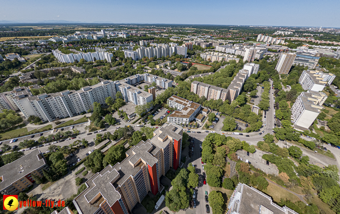 07.07.2023 - Gerhart-Hauptmann-Ring mit Pflegeheim Perlachstift und Umgebung in Neuperlach